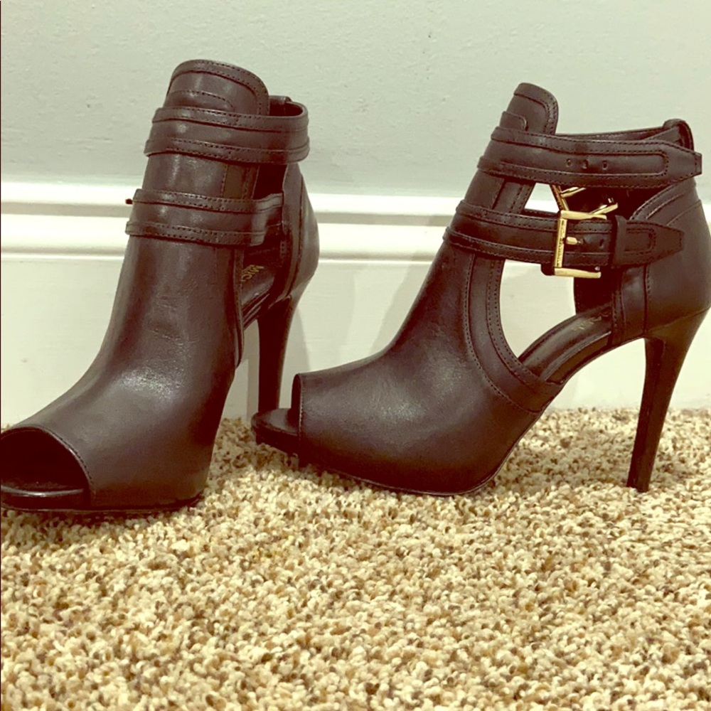 NEVER BEEN WORN MK BOOTIES